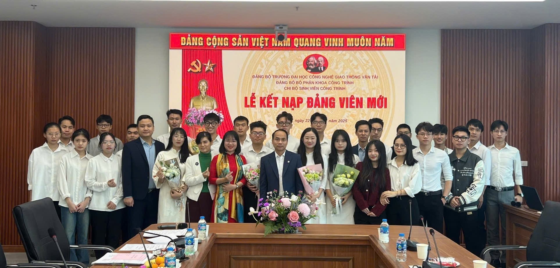 Lễ kết nạp Đảng viên của Chi bộ sinh viên Công trình. Dấu ấn tự hào chào mừng 80 năm ngày thành lập trường