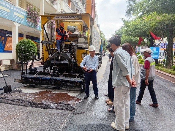 Tham quan thực tế, trao đổi tại dự án sửa chữa, bảo trì mặt đường
