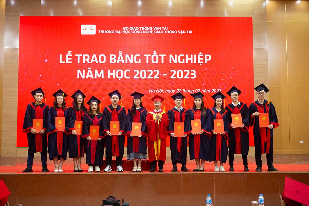 Trường Đại học Công nghệ GTVT tổ chức Lễ trao bằng tốt nghiệp năm 2022-2023